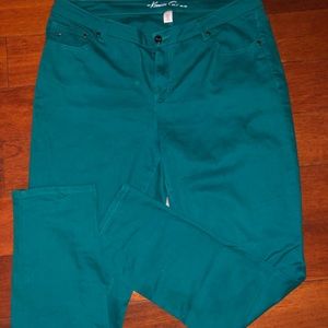 Kenneth Cole denim in a beautiful emerald green 💚